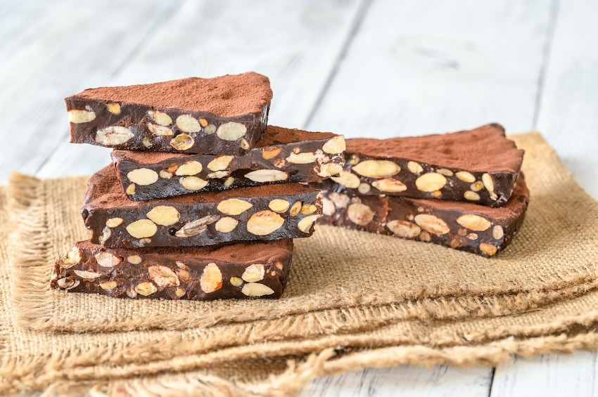 turron de chocolate con almendras